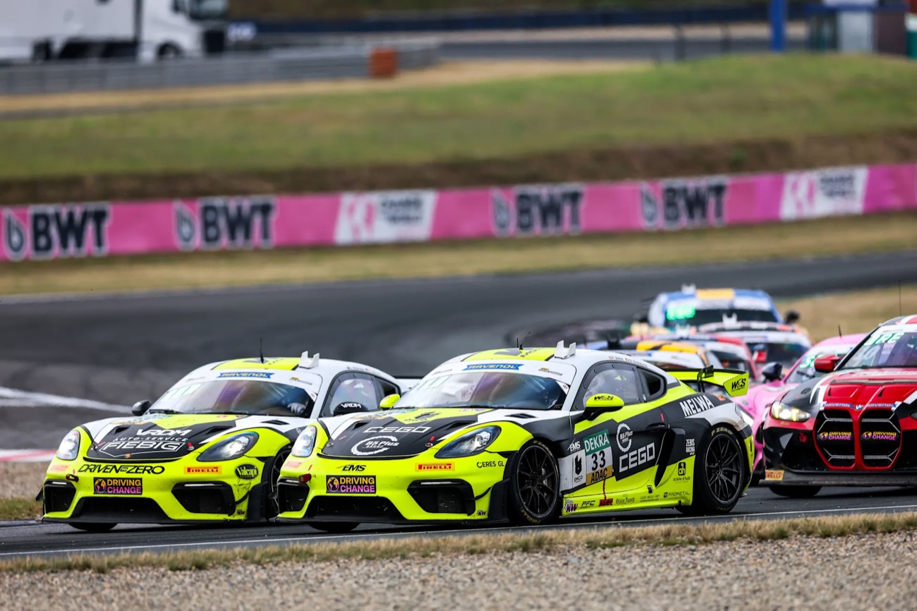 #33 side om side med en anden Porsche i ADAC GT4 Germany-feltet